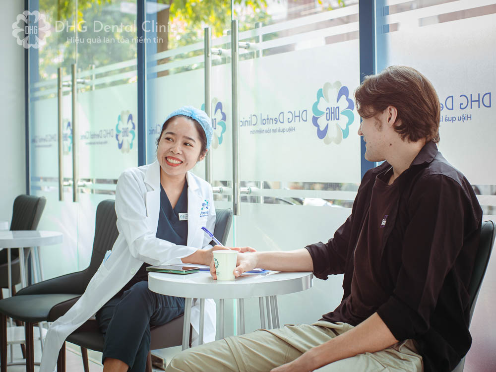 Bác sĩ Nguyễn Thị Xuân là bác sĩ chuyên khoa Chỉnh nha thẩm mỹ của phòng khám DHG. Với hơn 10 năm kinh nghiệm, bác sĩ Xuân đã trực tiếp điều trị, lên lộ trình chỉnh nha thành công cho hơn 1000 khách hàng, trong đó chủ yếu là những bạn nhỏ có tình trạng răng miệng phức tạp như: hô hàm, hô xương, khớp cắn ngược do xương, khớp cắn lệch nhiều... Trao trả lại những nụ cười tự nhiên và tự tin nhất cho những bạn trẻ có những vấn đề thẩm mỹ răng miệng