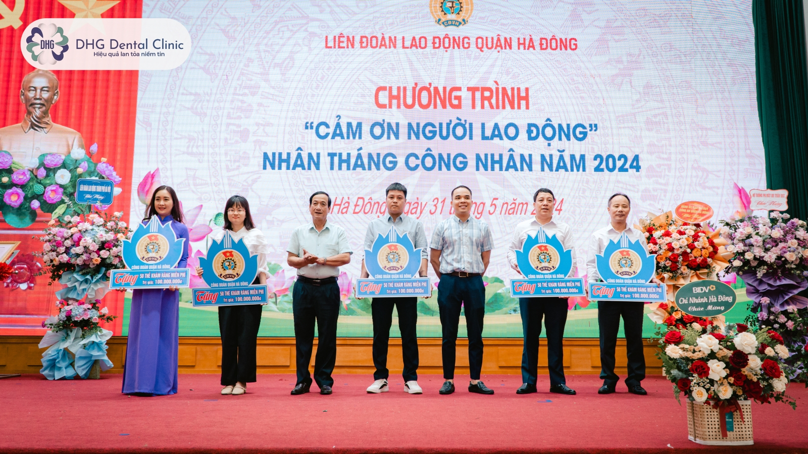 Bác sĩ Dương Nam Thắng đại diện Nha khoa DHG gửi 100 suất thẻ khám chăm sóc sức khoẻ toàn diện tổng trị giá 2 tỷ đồng.