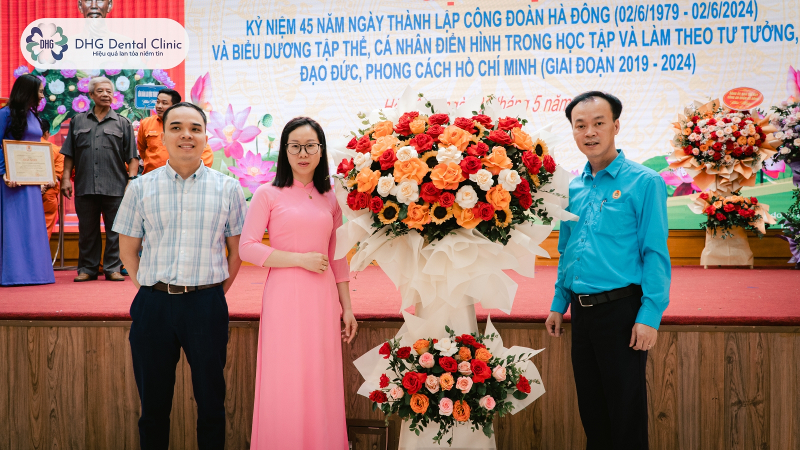 Nha khoa DHG trao tặng lẵng hoa tới buổi lễ