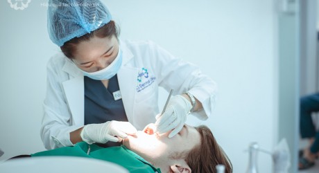 Bác sĩ Xuân đang tiến hành gắn mắc cài