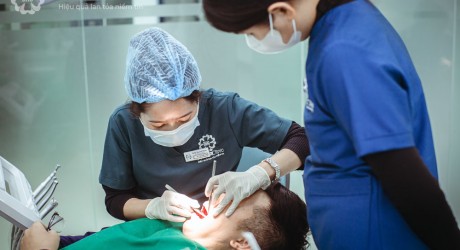 Bác sĩ Xuân thăm khám cho bệnh nhân nhí