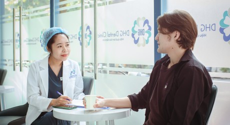 BS Xuân điều trị cho khách nước ngoài